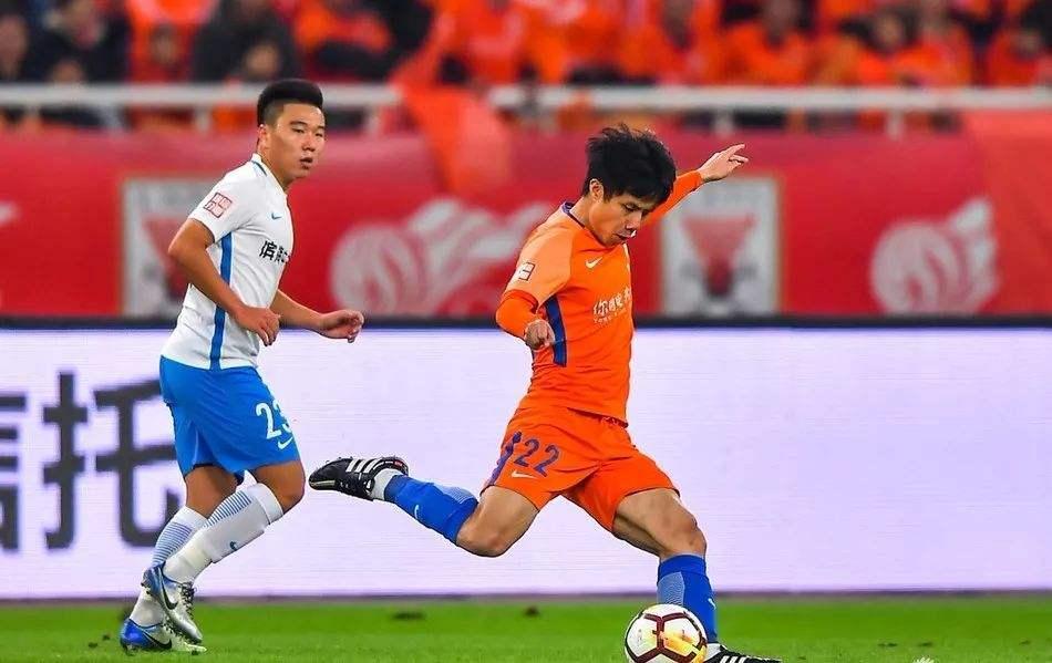 球员在比赛中展现出高超的个人技术英文