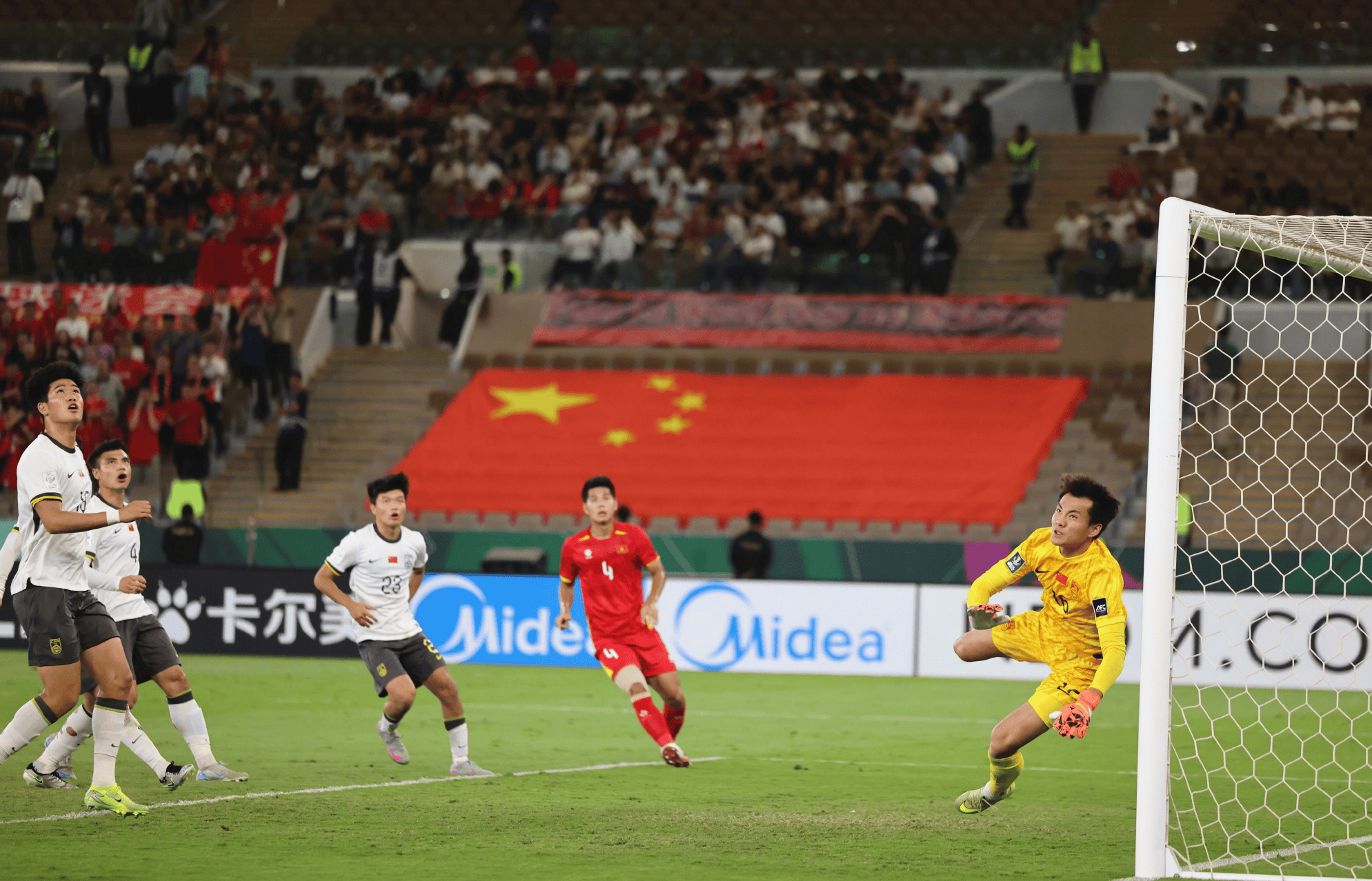 万博体育manbet平台-足球场上的硬汉