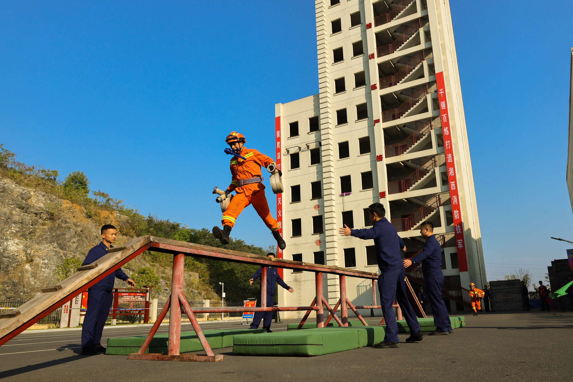 万博体育manbet app-饱满的精神状态和昂扬的斗志迎接新的挑战